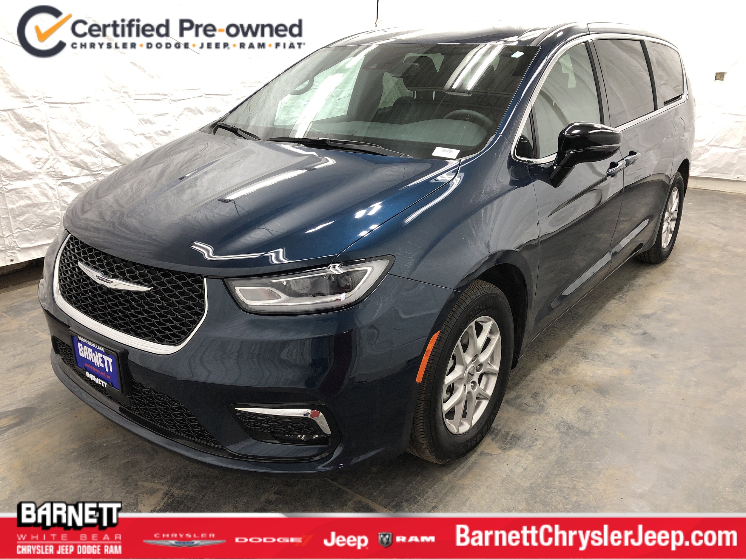 2025 Chrysler Pacifica Select's photo