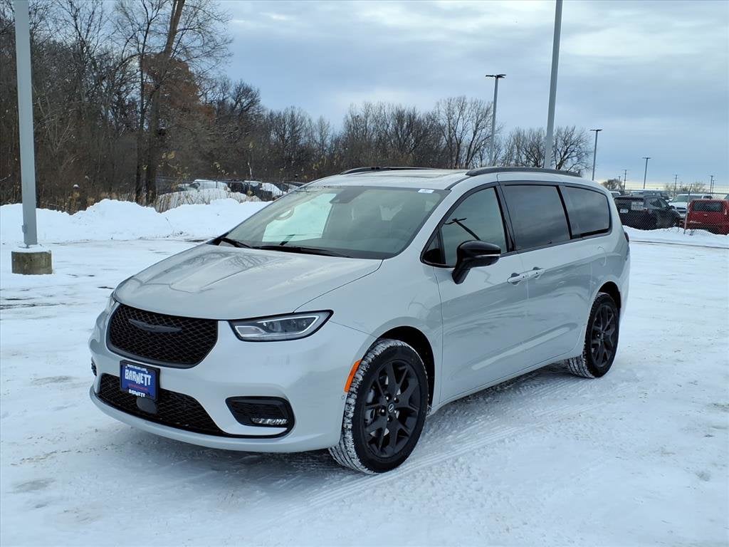 2026 Chrysler Pacifica Limited's photo