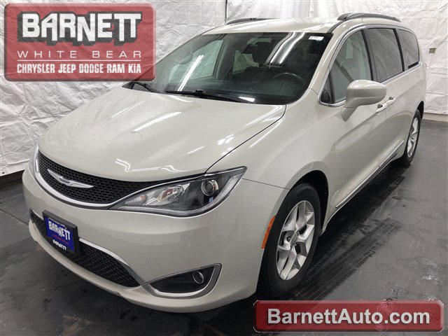 2017 Chrysler Pacifica Touring-L's photo