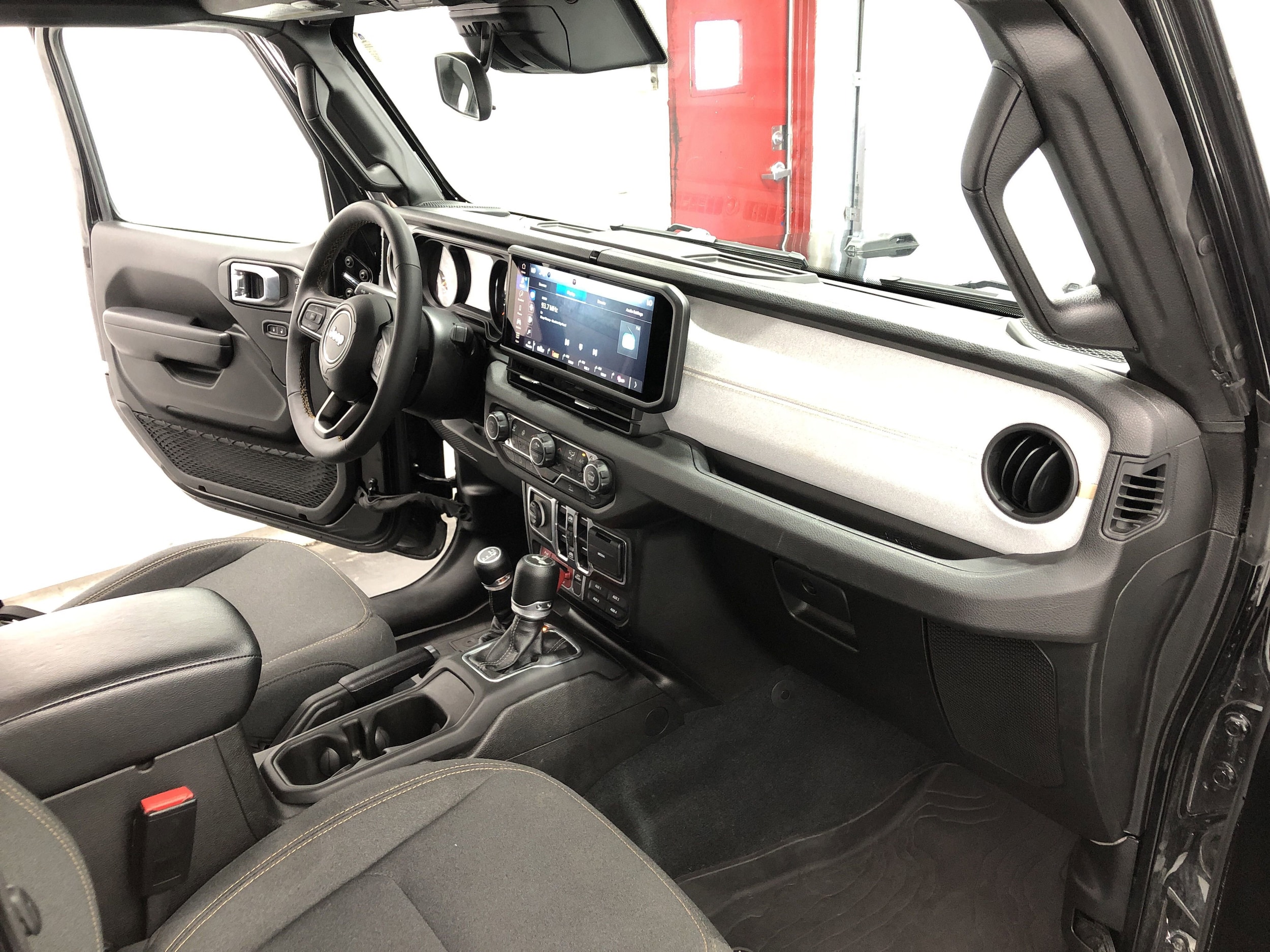 2024 Jeep Wrangler 4-Door Willys - Photo 11