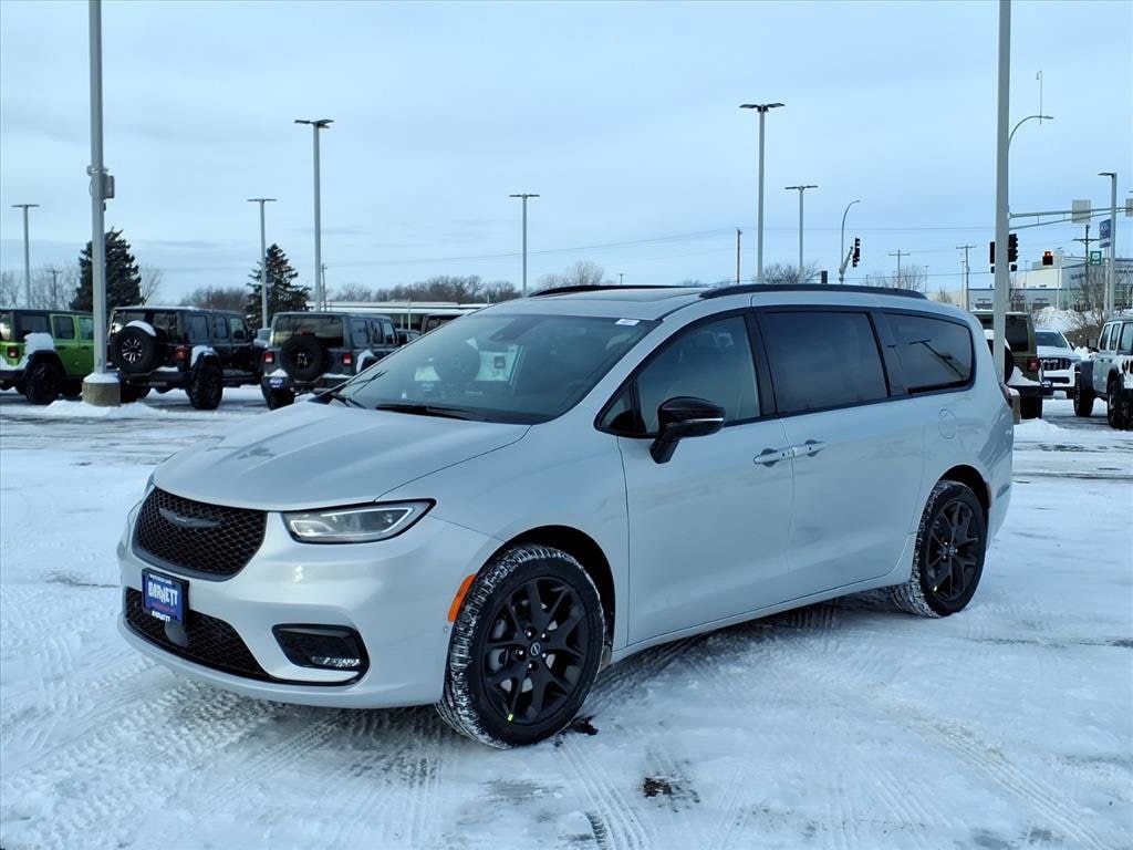 2026 Chrysler Pacifica Limited's photo