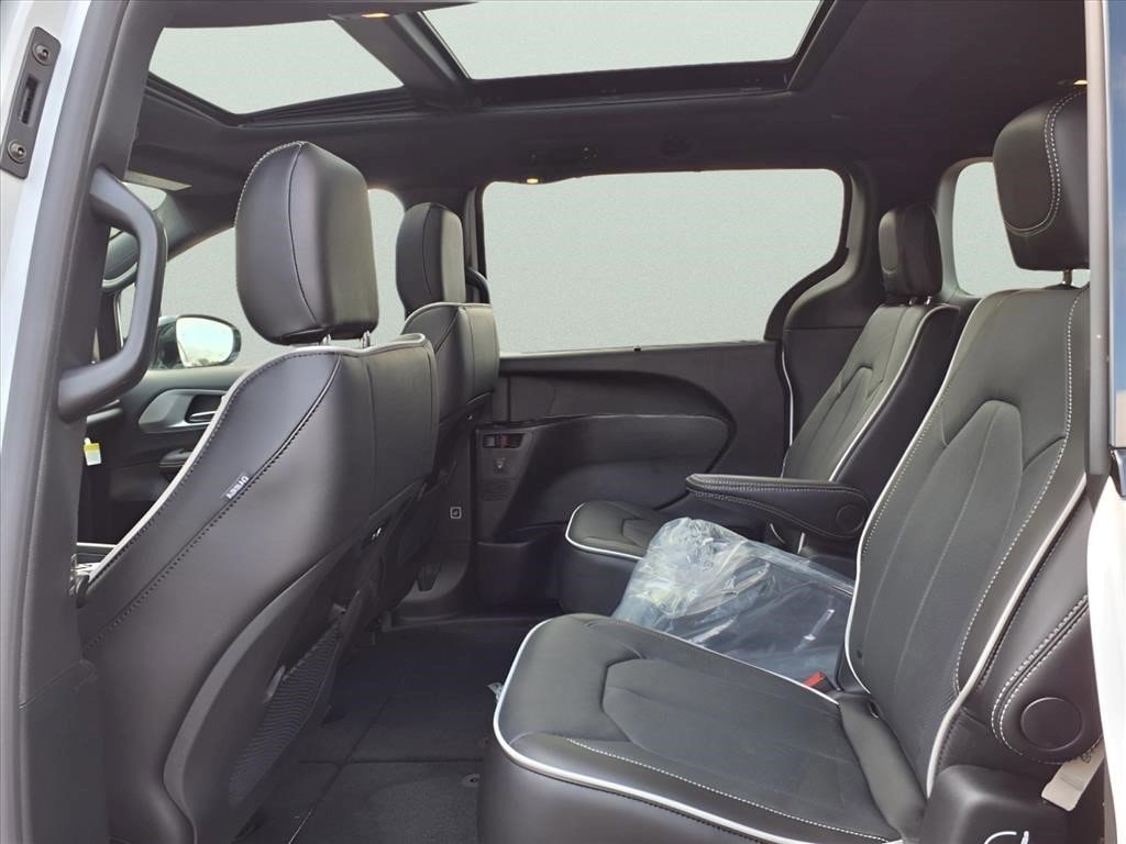 2026 Chrysler Pacifica Limited - Photo 8