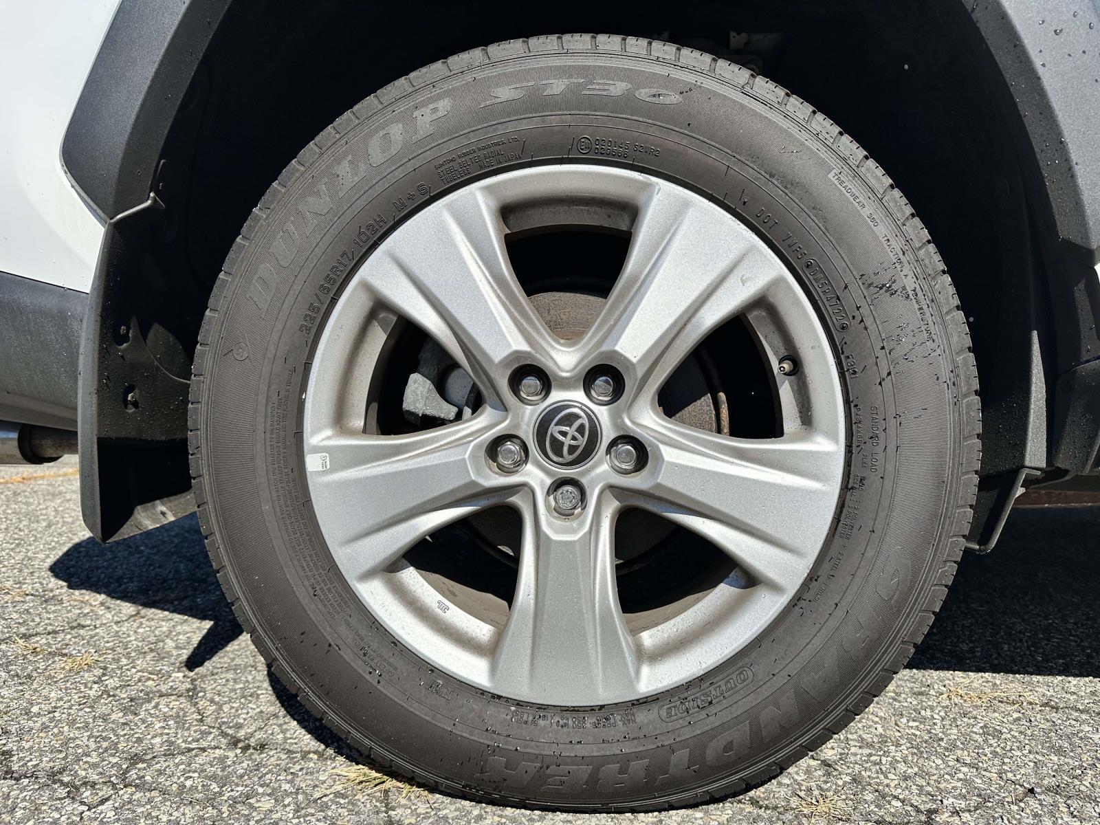 2021 Toyota RAV4 XLE - Photo 6