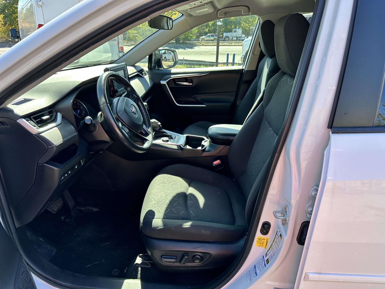 2021 Toyota RAV4 XLE - Photo 11