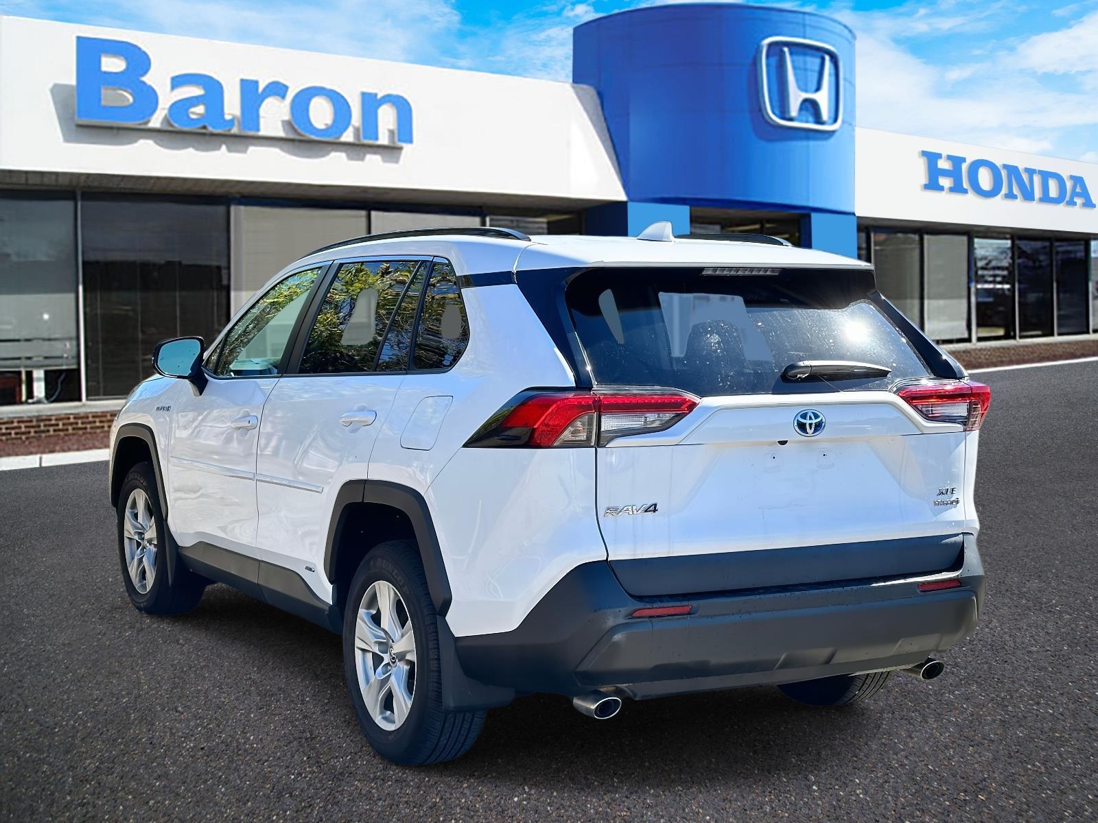 2021 Toyota RAV4 XLE - Photo 4