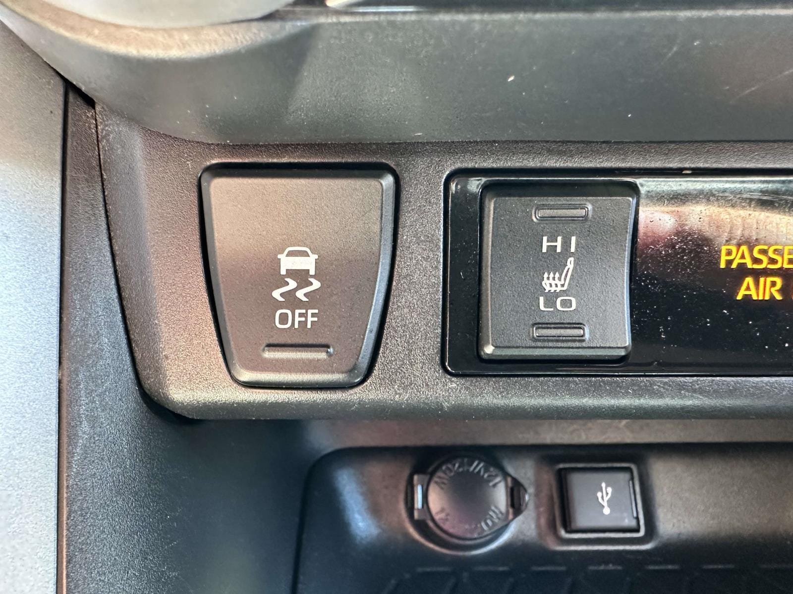 2021 Toyota RAV4 XLE - Photo 25