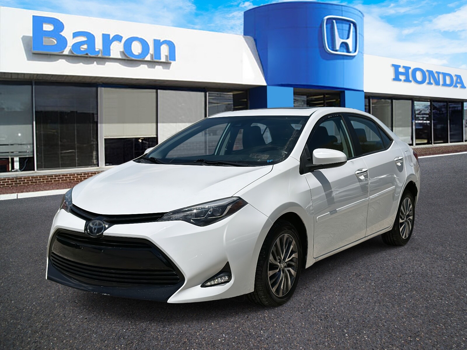 2019 Toyota Corolla XLE photo 2