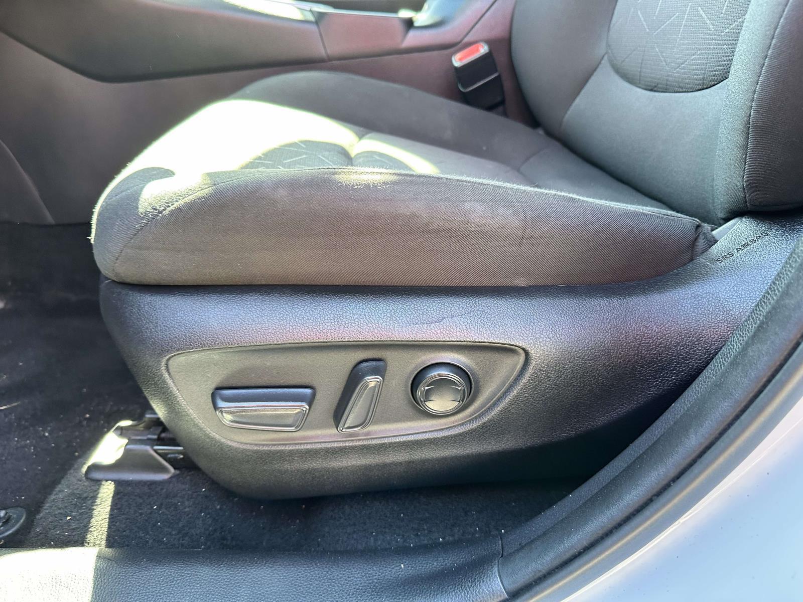 2021 Toyota RAV4 XLE - Photo 10