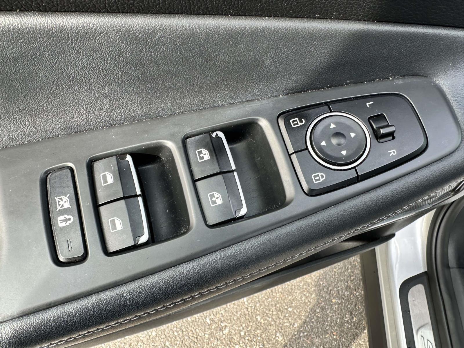 2019 Hyundai Santa Fe Limited - Photo 9