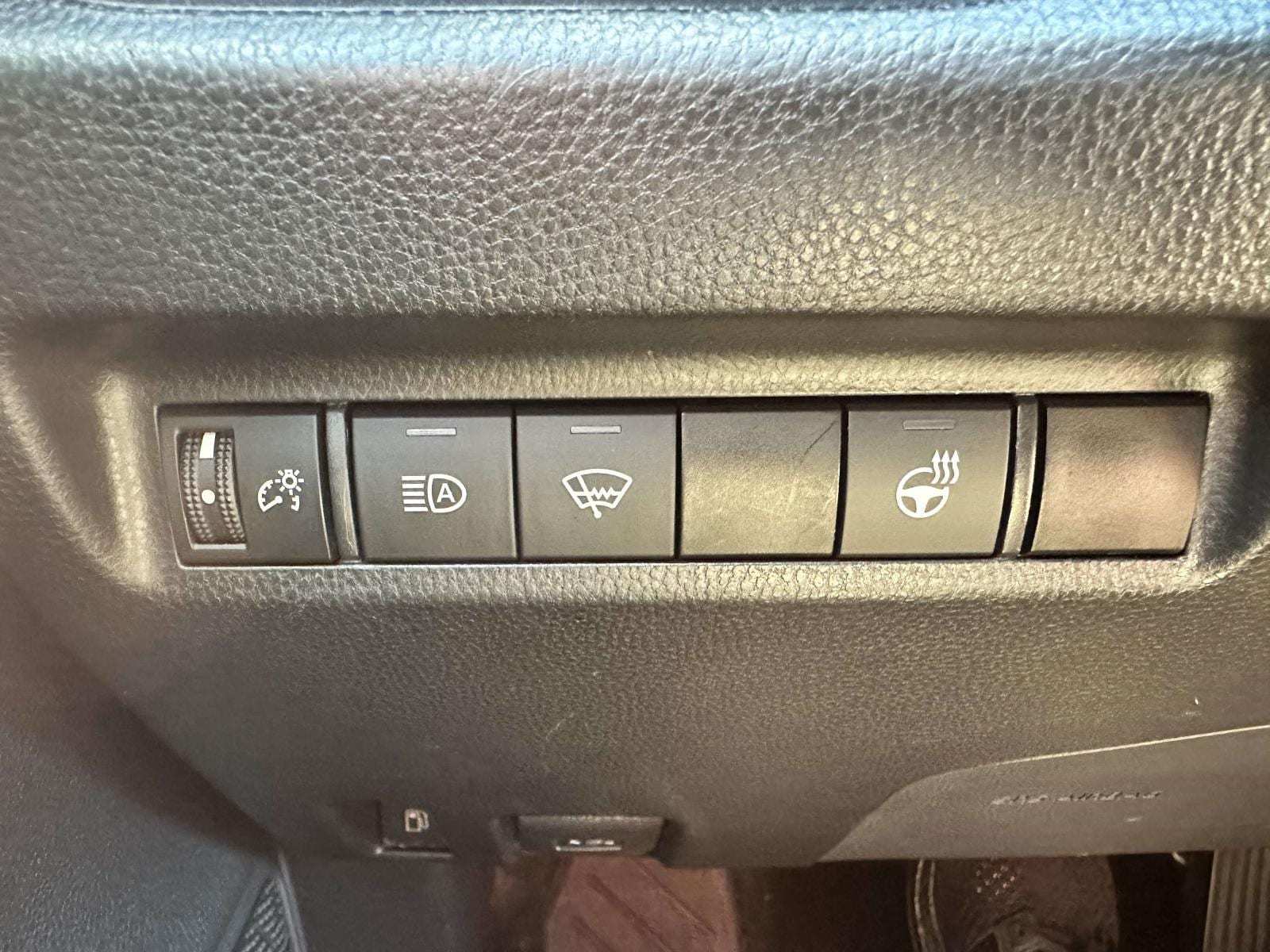2021 Toyota RAV4 XLE - Photo 16