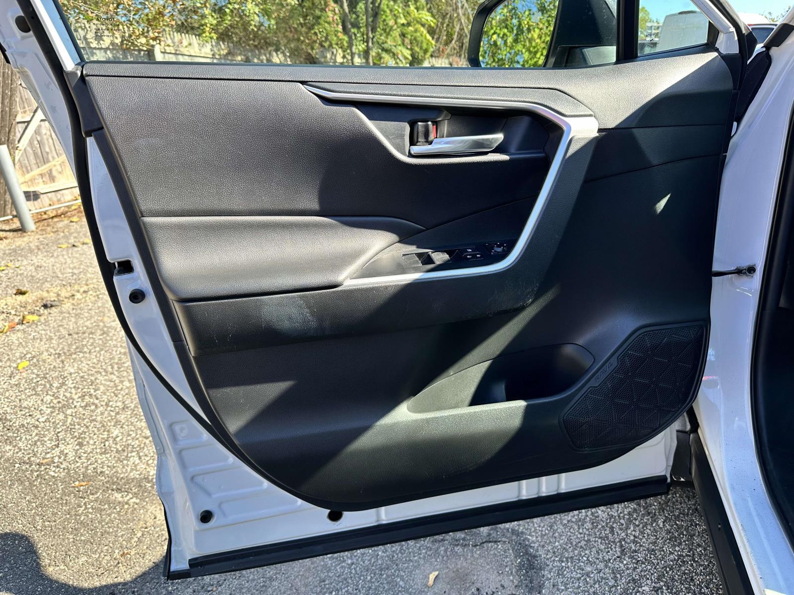2021 Toyota RAV4 XLE - Photo 8