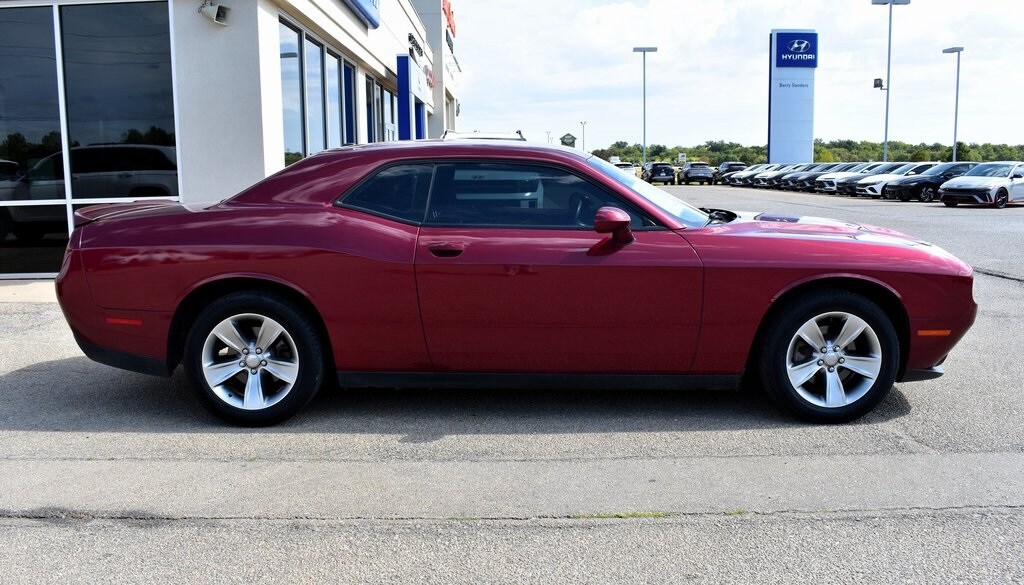 2019 Dodge Challenger SXT photo 2