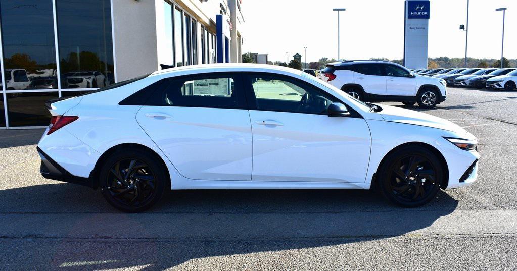 2026 Hyundai Elantra SEL Sport photo 2