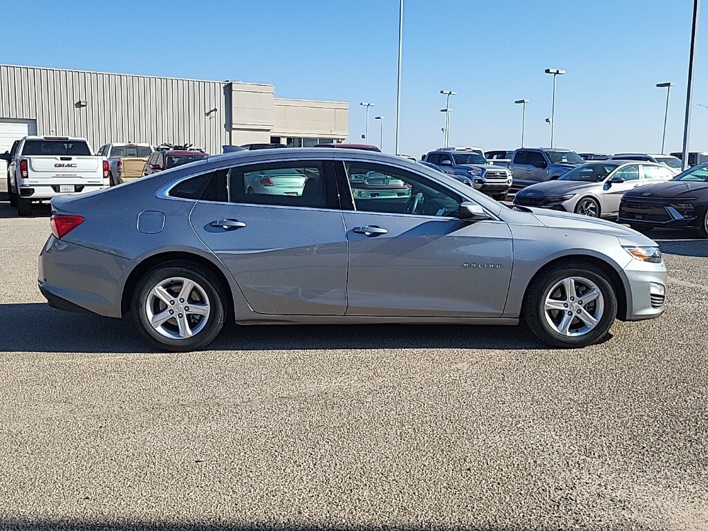 2023 Chevrolet Malibu 1LT photo 2