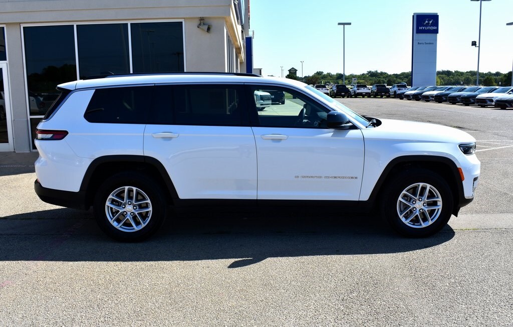 2023 Jeep Grand Cherokee Laredo photo 2