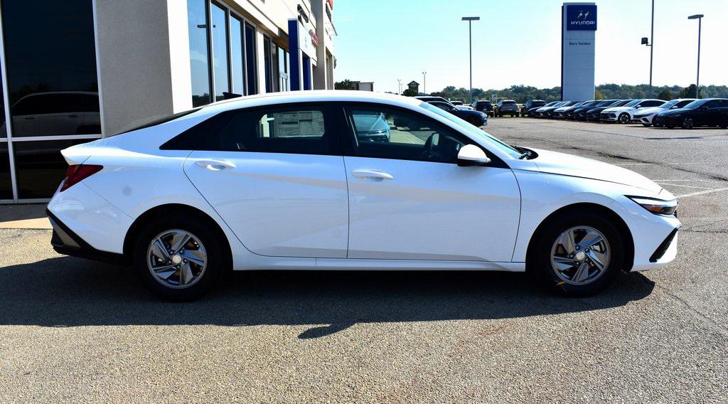 2025 Hyundai Elantra SE photo 2