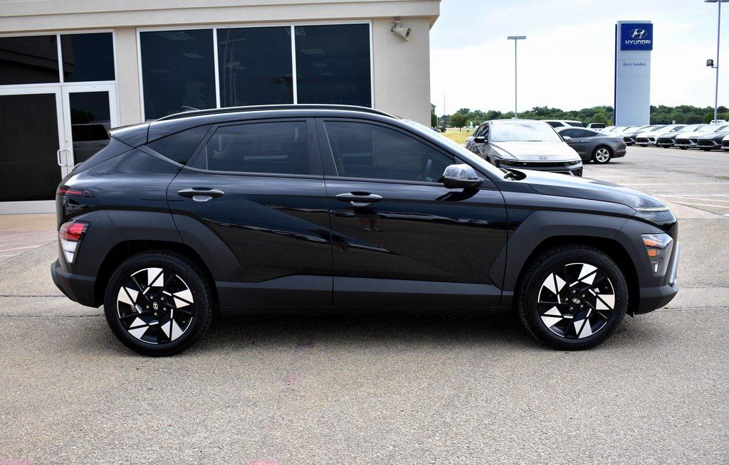 2025 Hyundai Kona SEL photo 2