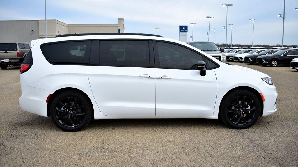New 2026 Chrysler Pacifica Select Van Passenger Van
