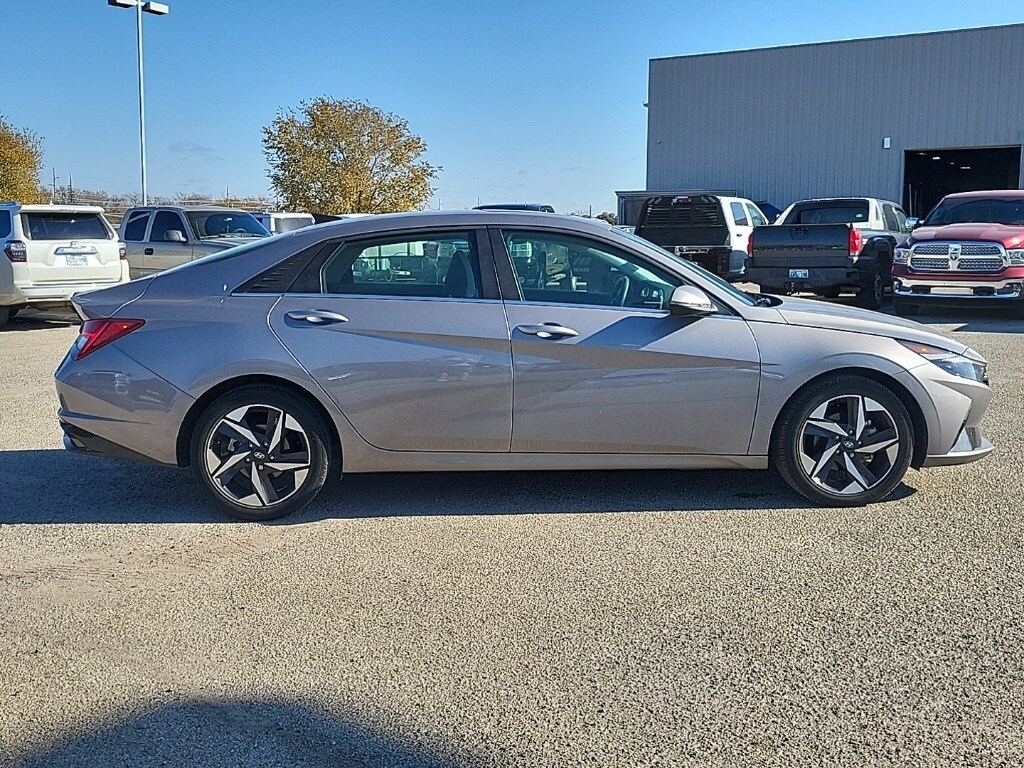 2023 Hyundai Elantra Limited photo 2