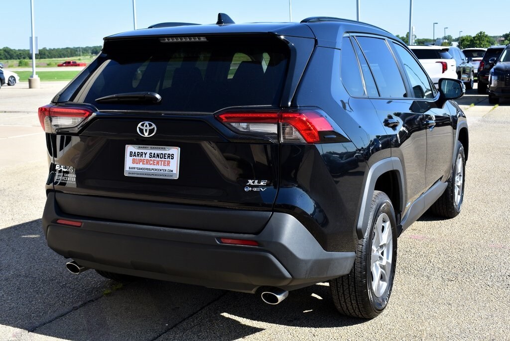 2025 Toyota RAV4 Hybrid XLE photo 2