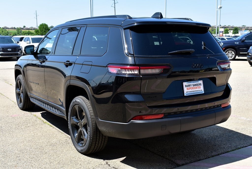 2025 Jeep Grand Cherokee Altitude photo 4