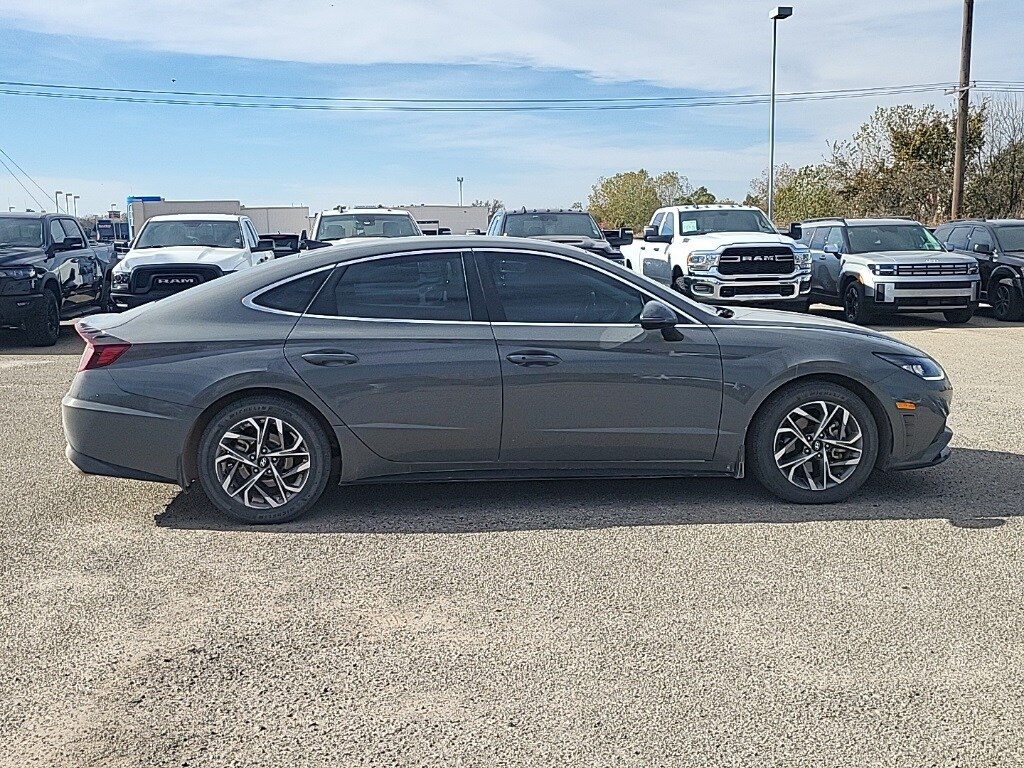 2022 Hyundai Sonata SEL photo 2