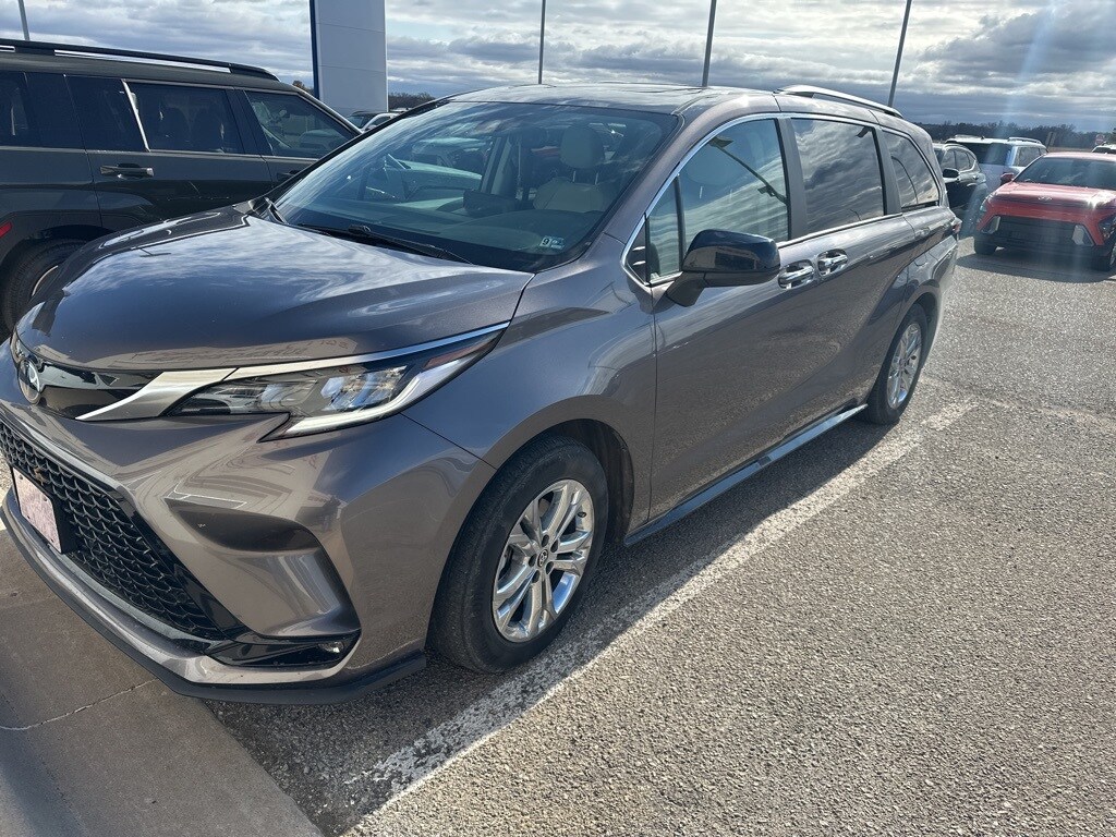 2022 Toyota Sienna XSE photo 3
