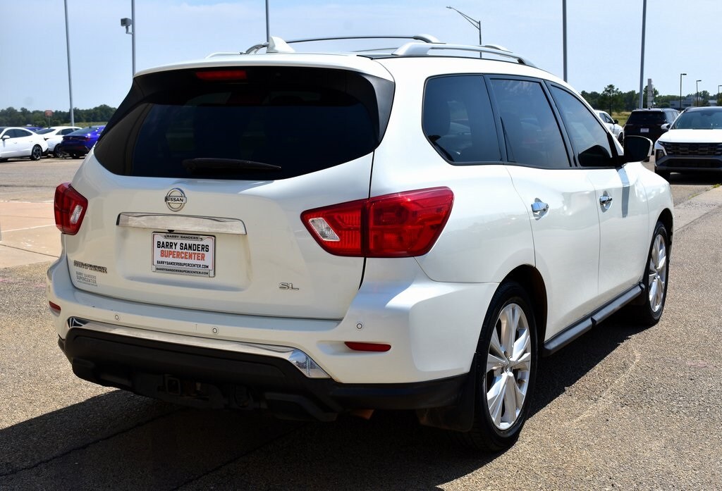 2019 Nissan Pathfinder SL photo 2