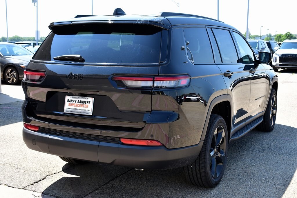 2025 Jeep Grand Cherokee Altitude photo 3