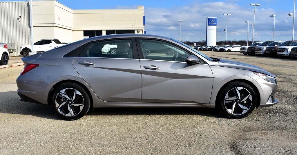 2023 Hyundai Elantra Limited photo 2