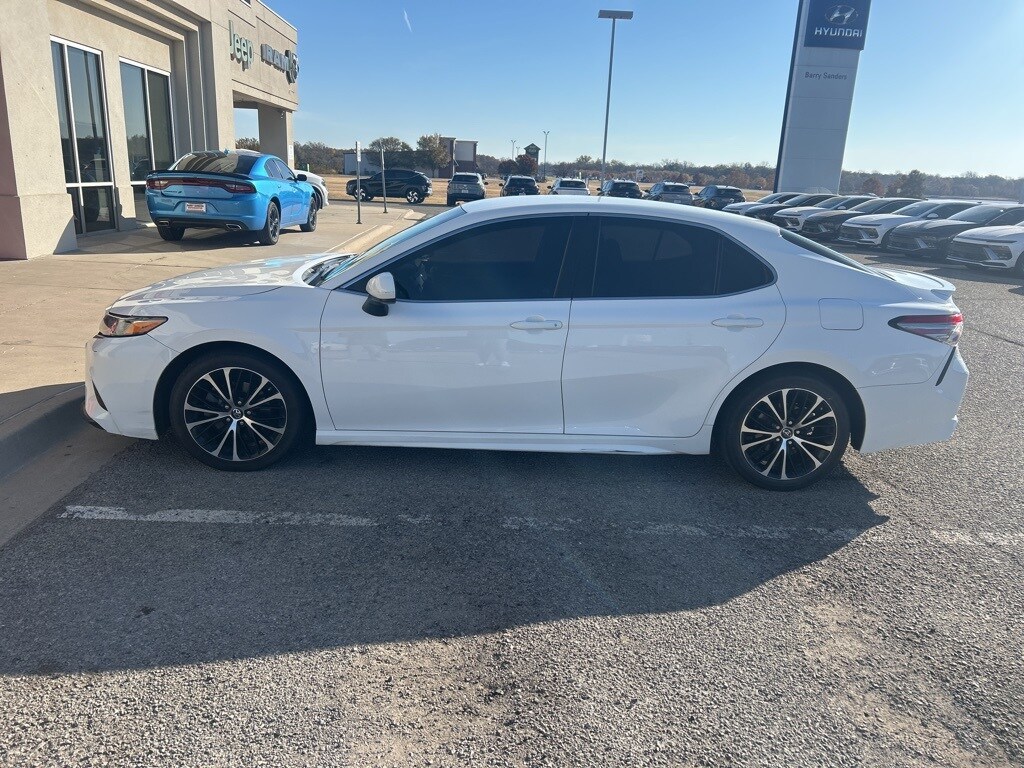 2018 Toyota Camry L photo 2