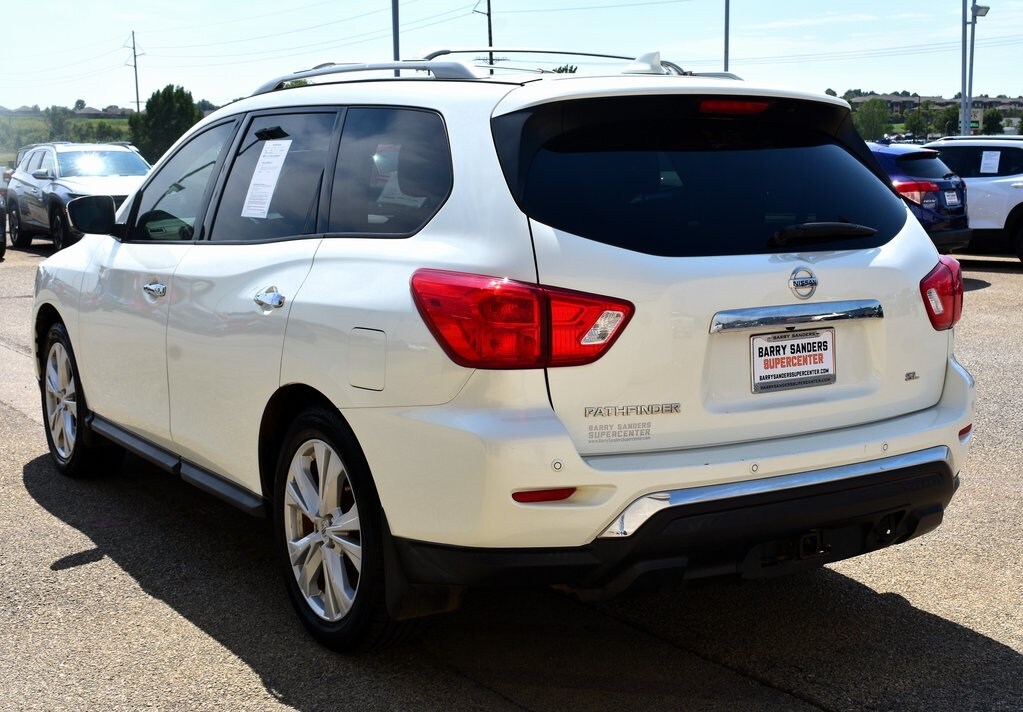 2019 Nissan Pathfinder SL photo 3