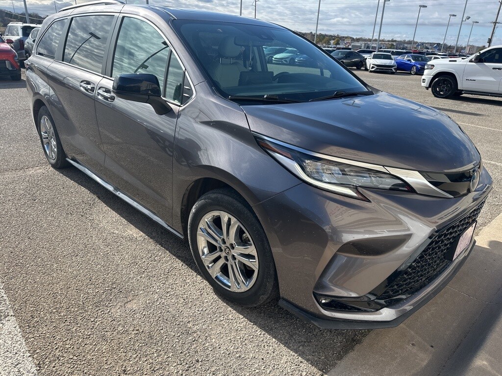 2022 Toyota Sienna XSE photo 2