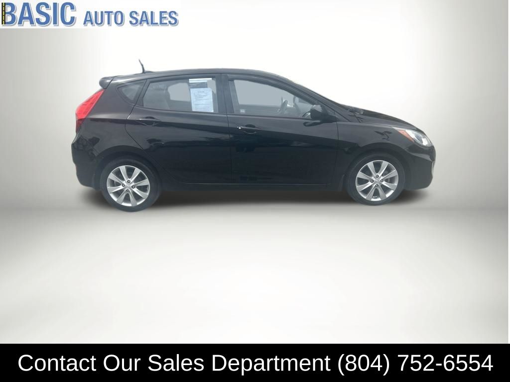 2012 Hyundai Accent SE 5-Door 6-Speed Automatic's photo