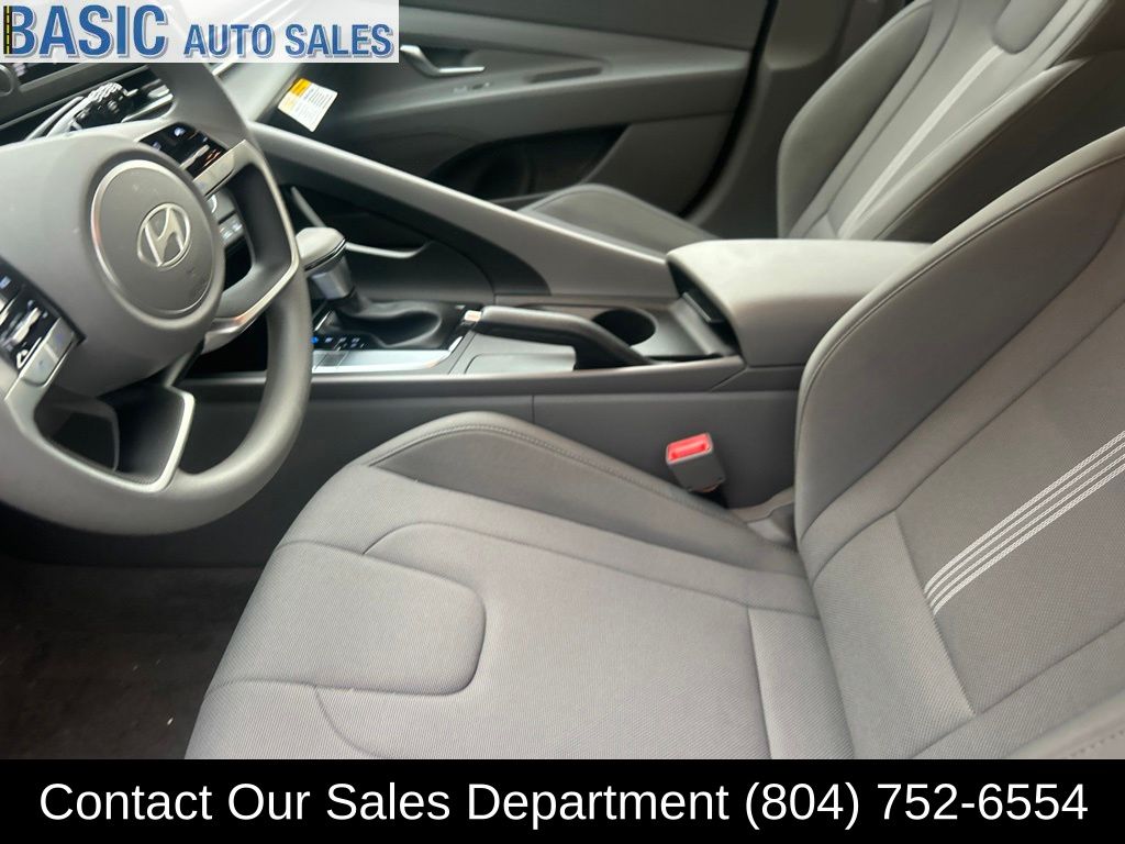 2025 Hyundai Elantra SE - Photo 9