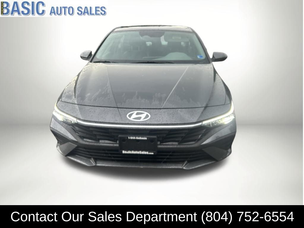 2025 Hyundai Elantra SE - Photo 2