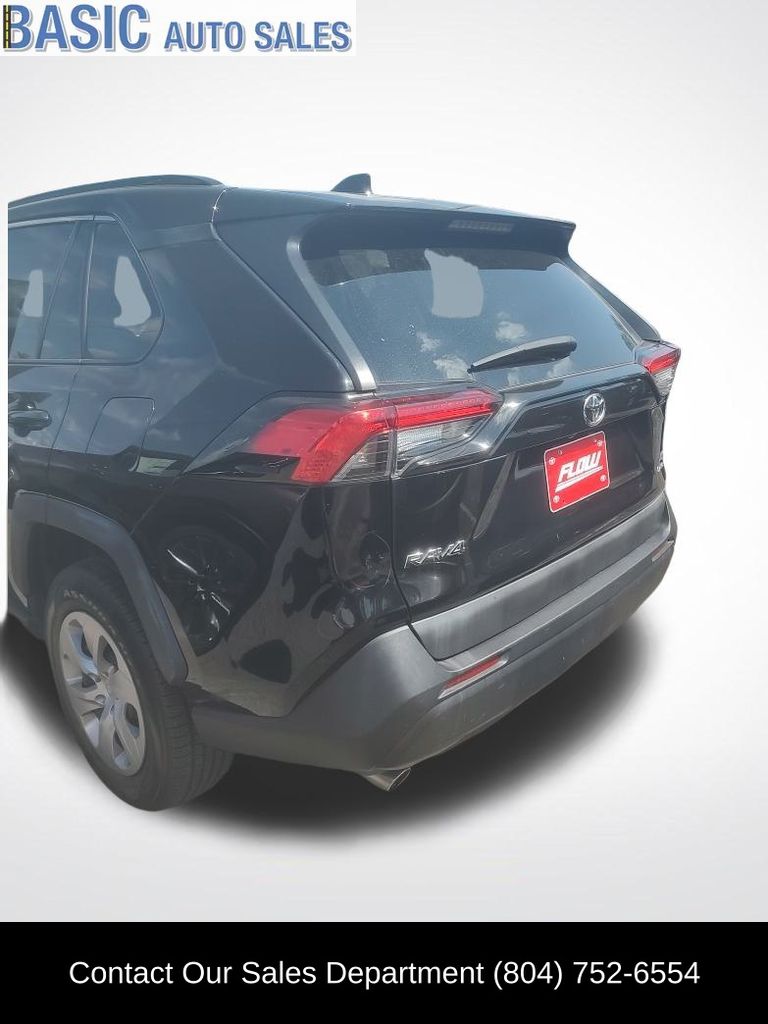 2021 Toyota RAV4 LE photo 2