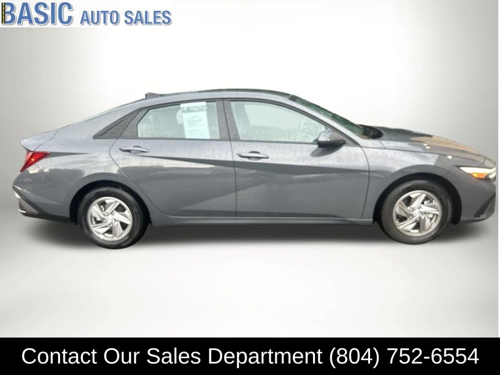 2025 Hyundai Elantra SE - Photo 3