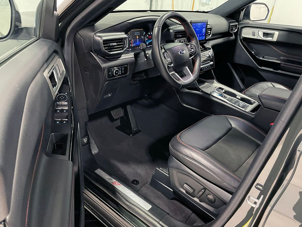 2023 Ford Explorer ST-Line photo 2