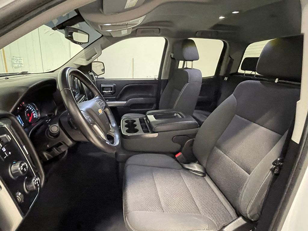 2019 Chevrolet Silverado 1500 LT photo 2