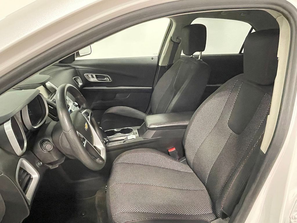 2017 Chevrolet Equinox LT photo 2