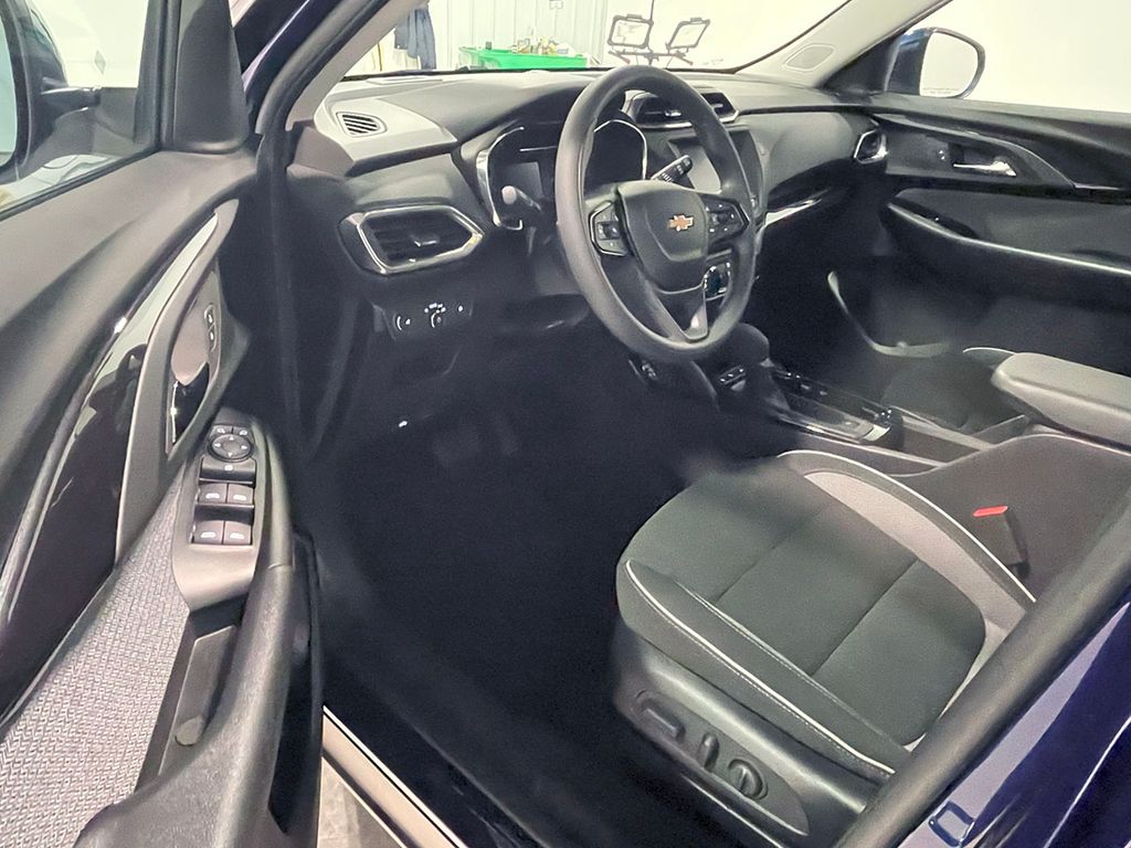 2023 Chevrolet Trailblazer LT photo 2