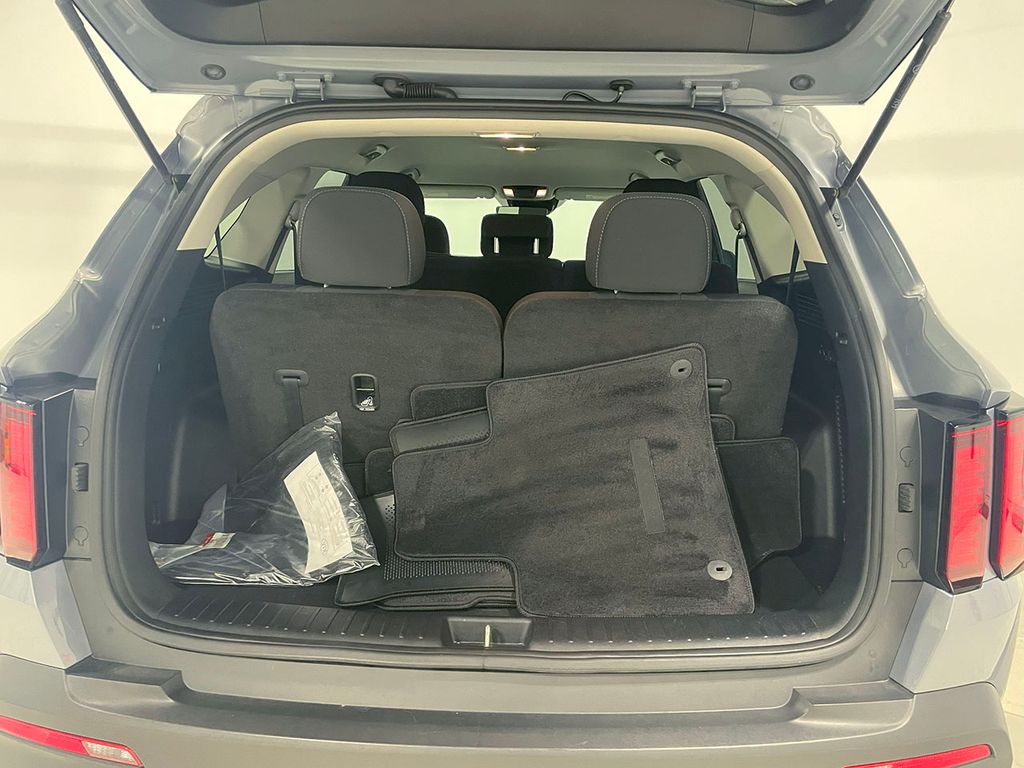 2022 Kia Sorento LX photo 2