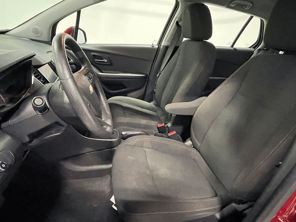 2021 Chevrolet Trax LS photo 2
