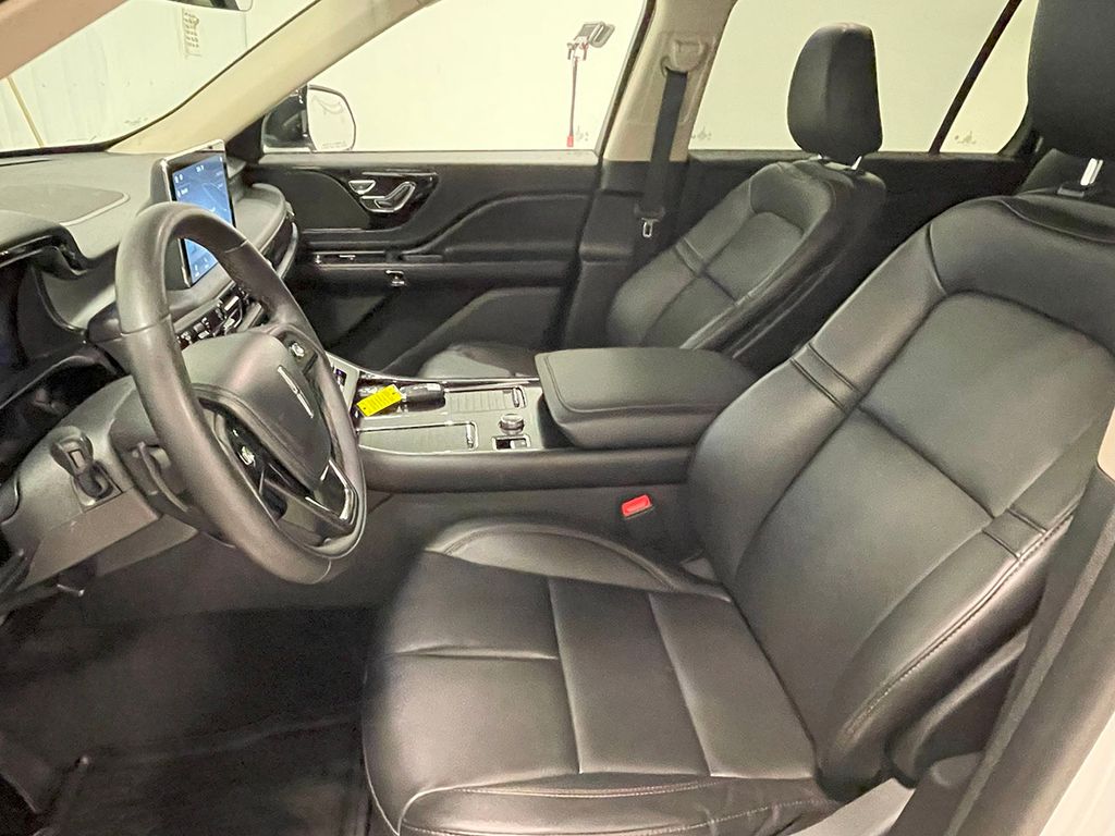 2023 Lincoln Aviator Standard photo 2