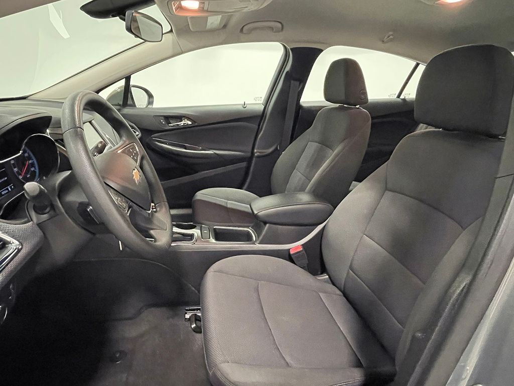 2018 Chevrolet Cruze LT photo 2