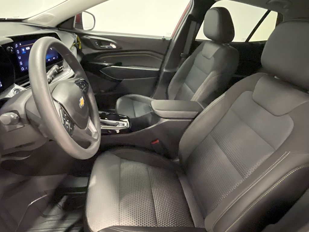2024 Chevrolet Trax LT photo 2