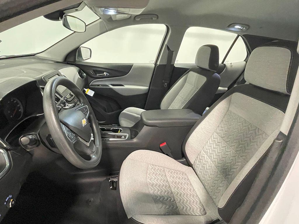 2023 Chevrolet Equinox LS photo 2