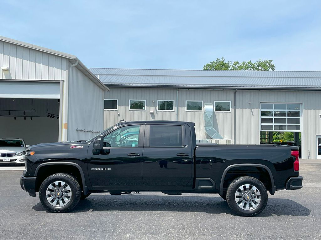 2025 Chevrolet Silverado 2500HD Custom photo 3