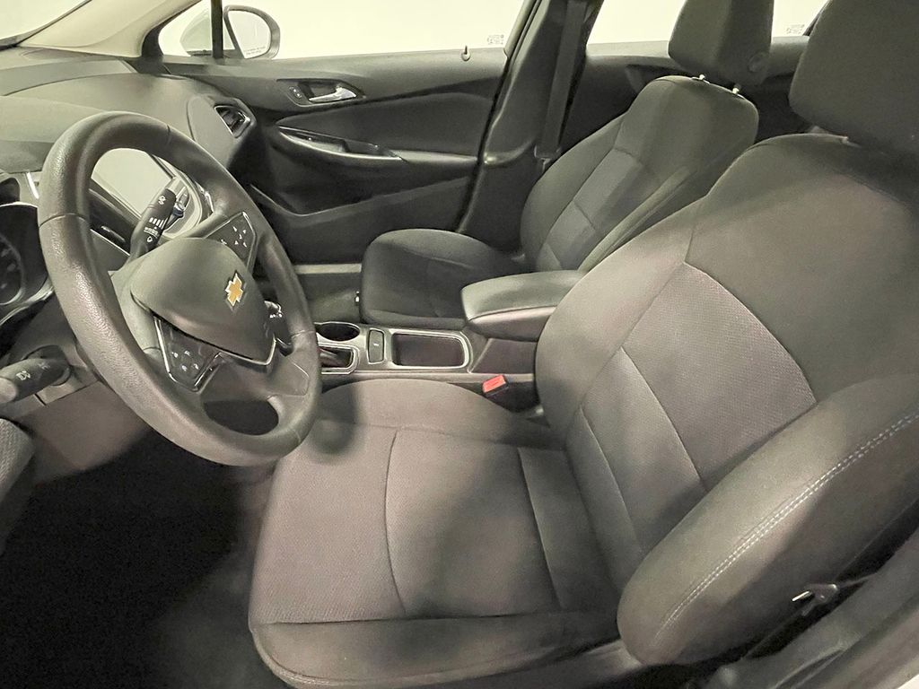 2018 Chevrolet Cruze LT photo 2
